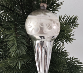 Zilveren kerstbal | pegel met reliëf werk