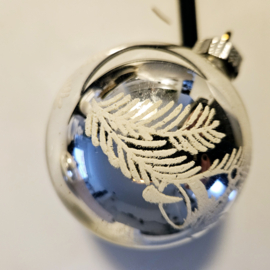 Vintage zilveren kerstbal met dcoratie