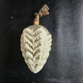 Zilveren kerstbal met klip | dennenappel