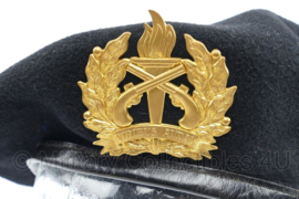 Surinaamse Politie zwarte baret jaren '50 met insigne - maat 57 - origineel