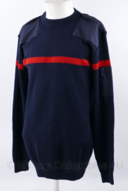 Donkerblauwe sweater met horizontale rode streep - maat Medium - NIEUW - origineel