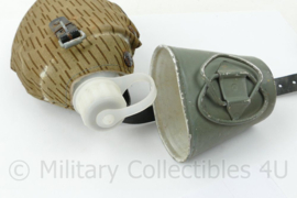 DDR veldfles met strichtarn camo hoes en  aluminium drinkbeker - origineel