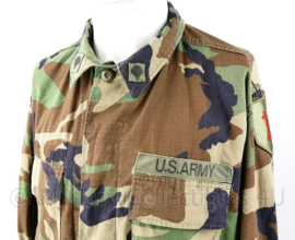 US Army Woodland BDU jas met alle insignes - Specialist 1st Infantry Division - maat Medium Long  - origineel