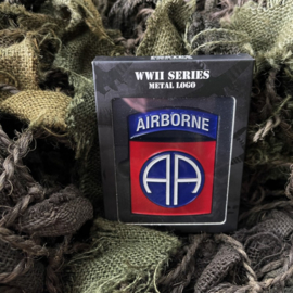 Metalen logo WW2 82nd Airborne Division - in luxe doosje- met 3M dubbelzijdig plakfoam!