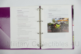Nederlandse Brandweeracademie Nibra Manschap a Werkboek handboek - 26,5 x 6 x 31,5 cm - origineel