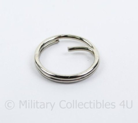 Metalen knoop bevestigingsoog - oog om knoop aan uniform te maken -  diameter 1,6 cm. origineel