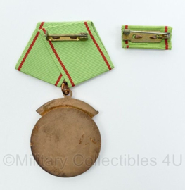 DDR medaille in doosje Fur dienste am Volke - 8,5 x 3,5 cm - Origineel