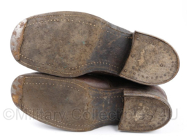 WO2 Zweedse leger schoenen met een lederen zool 1943 - WO2 Canadees model - maat 44 - gedragen - origineel