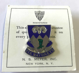 US Army 85th Infantry Regiment unit crest metaal - 3 x 2,7 cm - maker Meyer - origineel