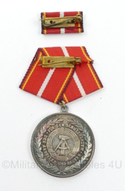 DDR NVA medaille für hervorragende Verdienste Nationale Volksarmee im silber in doosje - origineel