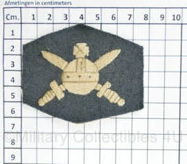 MVO Ministerie van Oorlog embleem personeel 1954 - 6,5 x 7,5 cm - origineel