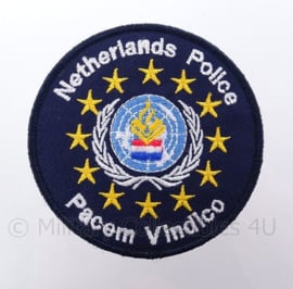 Nederlandse Politie Internationale VN/UN missie "Pecem Vindico" embleem -  met klittenband - diameter 9 cm