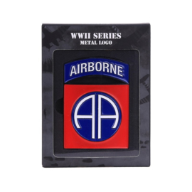 Metalen logo WW2 82nd Airborne Division - in luxe doosje- met 3M dubbelzijdig plakfoam!