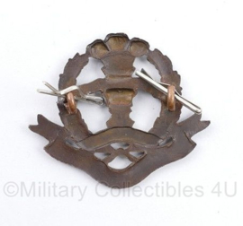 Britse cap badge Middlesex Regiment - 5 x 4,5 cm - origineel