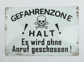 Nieuw gemaakte metalen plaat Gefahrenzone Halt! Es wird ohne anruf geschossen    - 30 x 20 cm - nieuw