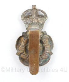 WO2 Britse cap badge Yorkshire Dragoons - Kings Crown - 4,5 x 2,5 cm -  origineel