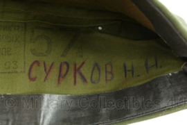 Russische federatie schuitje met insigne - met naam van de soldaat  - maat 57 - licht gedragen - origineel