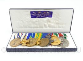 KM Koninklijke Marine medaille balk met 8 medailles in doosje - 20 x 2 x 9 cm - origineel