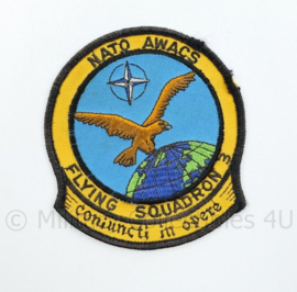 NATO Awacs flying squadron 3 Coniuncti in opere embleem - 10 x 9 cm - origineel
