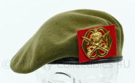 KL Nederlandse leger model tot 2000 baret met KMS Koninklijke Militaire School insigne 1985 groen - maat 57 - origineel