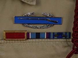 US Army instructor uniform set - met fatique shirt 1956 -cut edge rangen - combat infantry badge en medailles  - maat Medium - origineel