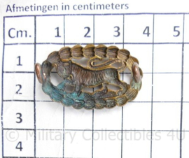 WO2 Britse cap badge Leicestershire Regiment  - 2,5 x 3,5 cm - origineel