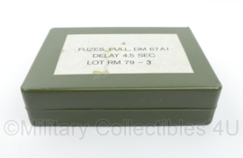 Kunststof doosje Fuzes Pull DM 67A1 Delay 4,5 sec 1979 - 11 x 7,5 x 2,5 cm - gebruikt - origineel