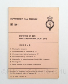 KL Landmacht Instructiekaart Diensten op een verkeerscontrole post IK 19-1 1969 - afmeting 10 x 15cm - origineel