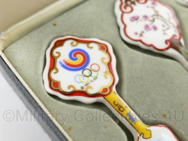 Zeldzame Olympische spelen 1983 SLOOC Porcelijnen lepeltjes set gegeven door Shinyong Lho Prime Minister Republic of Korea -  15,5 x 22,5 x 3 cm - origineel