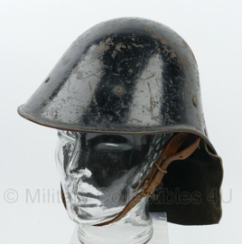 Nederlandse voor 1940 overgeschilderde M27 helm doorgebruikt door de BB  -  origineel