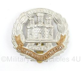 WO2 Britse cap badge Northhamptonshire Regiment  - 5 x 5  cm -  origineel