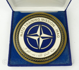 US Commanders challenge coin uitgereikt door General Petraeus NATO mission Iraq - diameter 11½ cm - origineel