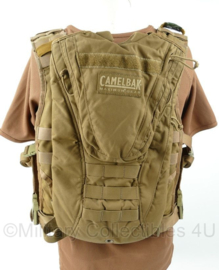 Defensie en KMARNS Korps Mariniers Profile Equipment plate carrier Coyote voor ballistische inhoud met Camelbak rugzak - gedragen - origineel