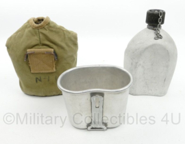 WO2 US Army veldfles set - RVS fles uit 1944, RVS beker uit 1944 en khaki hoes uit 1944 British made - origineel