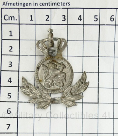 KMAR Koninklijke Marechaussee onderofficier pet embleem - vorig model DT - 5 x 4 cm - origineel