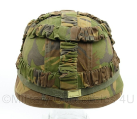 Defensie composiet helm met Woodland camo overtrek en elastiek - gedragen - maat Medium - origineel