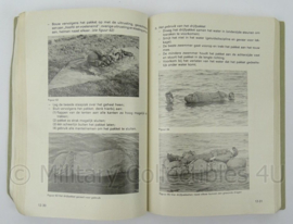 KL Landmacht Handboek voor de Huzaar 1985 - VS2-1350 - afmeting 20 x 14 cm - origineel