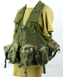 KMARNS Korps Mariniers gevechtsvest met vaste tassen in US Woodland Forest camo - merk Arktis - gebruikt - origineel