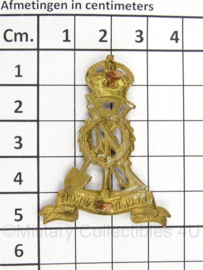 WO2 Britse cap badge Pioneer Corps  - afmeting 3,5 x 5 cm - origineel