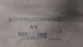 KM Koninklijke Marine plunjezak khaki 1981 - met alle missies erop - 78 x 37 cm - gebruikt - origineel