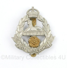 WO2 Britse cap Badge East Lancashire Regiment - Maker Marples and Beasley Birmingham  - Kings Crown  - 5 x 4 cm - origineel