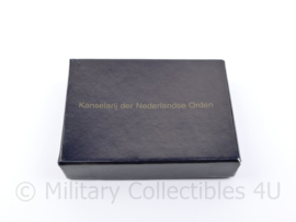 Defensie lege medaille doos - Kanselarij der Nederlandsche Orden voor Trouwe Dienst medaille - 8 x 6 cm - origineel