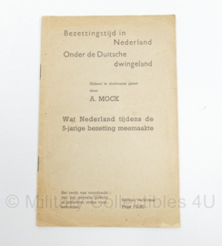 Boekje Bezettingstijd in Nederland Onder de Duitsche Dwingeland (dichtvorm) - 21 x 13,5 cm - origineel 1945