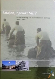 KL Nederlandse leger boek 'Bataljon, ingerukt mars'. Een herinnering aan Schoolbataljon Centraal 1994 - 2007 - licht tot ongebruikte staat