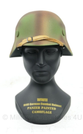 WO2 Duitse Panzer M40 helm M40 German Combat Helmet Panzer Painted Camouflage miniatuur helm op buste - 6 x 6,5 x 10 cm - replica