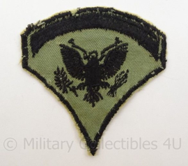 US Army Vietnam oorlog arm embleem - rang Specialist Five - Cut edge Subdued - afmeting 7,5 x 8 cm - origineel