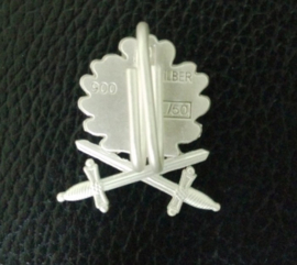 WO2 Duits Eikenloof met zwaarden in ZILVER voor het ridderkruis  - Eichenlaub zum Ritterkreuz - gestempeld "L50" en "SILBER" replica