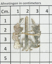 Belgische Politie pet insigne zilverkleurig - 3,5 x 3 cm - origineel