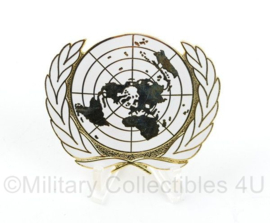 UN VN Verenigde Naties baret insigne - nieuw in verpakking - 5,5 x 5 cm - origineel