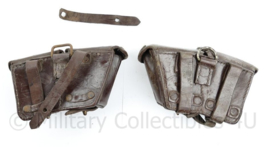 Wo2 Steyr M95 Mannlicher Oostenrijks Duits patroontassen paar Bernsberg - donkerbruin leer - sluiting zit los -gedateerd 1939 - 17 x 9 x 5 cm - origineel